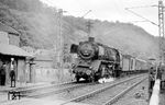 41 018 vom Bw Köln-Eifeltor mit einem Güterzug auf der Linken Rheinstrecke am Schrankenposten 41 bei Niederbreisig. (07.1957) <i>Foto: Ernst Winter</i>