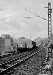 V 200 010 vom Bw Frankfurt-Griesheim, die erst zwei Monate zuvor in Dienst gestellt wurde, vor E 711 nach Wuppertal-Oberbarmen bei Niederbreisig. (07.1957) <i>Foto: Ernst Winter</i>