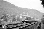 Die Garnitur der "Rheinblitz"-Gruppe FT 8 nach Basel, FT 28 nach München und FT 38 nach Regensburg mit einem führenden VT 08 in Niederbreisig. (07.1957) <i>Foto: Ernst Winter</i>