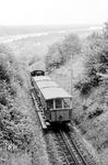 Ein Dampfzug der Drachenfelsbahn zwischen Mittel- und Talstation. Nach dem schweren Unfall am 14. September 1958 wurden die Dampfloks durch elektrische Zahnrad-Triebwagen ersetzt. (07.1957) <i>Foto: Ernst Winter</i>