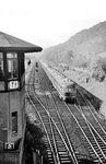 Eine Dreiereinheit der "Rheinblitz"-Gruppe nach Basel bzw. München durcheilt mit einem VT 06 (am Zugschluss) und zwei VT 08 den Betriebsbahnhof Tiefpfad bei Bad Breisig. Ursprünglich nur eine Blockstelle teilte Tiefpfad den Streckenabschnitt zwischen den Bahnhöfen Sinzig und Niederbreisig in zwei Blockstrecken. Die BD Mainz baute die Blockstelle zu einem Überholbahnhof aus, der neben den beiden durchgehenden Hauptgleisen jeweils ein außen liegendes Überholgleis erhielt. Der Betriebsbahnhof ging im August 1954 mit dem am nördlichen Bahnhofskopf gelegenen, aus 18 Stelleinheiten bestehenden Relaisstellwerk "Tf" der Bauform Dr S 2 in Betrieb. Im September 1963 wurden die beiden Überholgleise zurückgebaut und der Bahnhof zunächst wieder in eine Blockstelle umgewandelt. 1976 wurde Tiefpfad mit der Inbetriebnahme eines neuen Stellwerks im Bahnhof Sinzig als Betriebsstelle aufgegeben und stattdessen Selbstblocksignale in Betrieb genommen. (07.1957) <i>Foto: Ernst Winter</i>