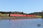 Überraschenderweise war der Rechenweiher bei Escheldorf nach jahrelanger Trockenheit auch wieder mit Wasser gefüllt. So wurden dort direkt 612 094 und 612 002 als RE 3466 auf dem Weg von Hof nach Nürnberg abgepasst. (07.04.2026) <i>Foto: Joachim Bügel</i>