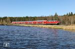 Am unruhigen Thurnerteich bei Wiesau ist 218 416 mit RE 4867 nach München unterwegs. (07.04.2026) <i>Foto: Joachim Bügel</i>