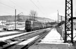 E 18 10 (Bw Freilassing) rollt vor einem Kesselwagen-Ganzzug mit Öl durch den Bahnhof Bergen (Oberbay). (02.1968) <i>Foto: Jürgen Hagemann</i>