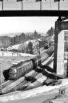 E 18 17 vom Bw Freilassing mit D 83 nach Hamburg-Altona am Einfahrsignal von Bergen (Oberbay) unter der Autobahnbrücke der A 8. (02.1968) <i>Foto: Jürgen Hagemann</i>