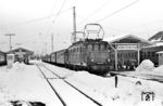 E 44 012 vom Bw Garmisch-Partenkirchen vor einem Personenzug aus österreichischen Spantenwagen im Bahnhof Garmisch-Partenkirchen. (02.1968) <i>Foto: Jürgen Hagemann</i>