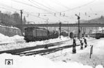 Während E 44 508 im Bahnhof Berchtesgaden einige Güterwagen rangiert, erhält E 44 506 mit P 2018 Ausfahrt nach Freilassing. (02.1968) <i>Foto: Jürgen Hagemann</i>
