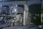03 219 war ihre letzten Einsatzjahre (22.12.1965 bis 25.01.1968z) beim Bw Hamburg-Altona stationiert. Die Lok steht an einer Arbeitsbühne, die zum Ausblasen der Rohre vom Rußansatz verwendet wurde. (02.1967) <i>Foto: K.D. Hensel</i>