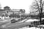 Am Bahnhof Traunstein befährt eine E 44 mit einem Personenzug nach Ruhpolding den Bahnübergang der Rosenheimer Straße (B 308). Die Bundesstraße führt heute als Ortsumgehung am Ort vorbei. (02.1968) <i>Foto: Jürgen Hagemann</i>