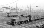 E 60 11 rangiert im Bahnhof Freilassing. Dahinter fährt eine E 44.5 vorbei. (02.1968) <i>Foto: Jürgen Hagemann</i>
