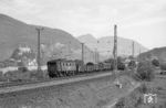 E 75 65 (Bw München Ost) verlässt mit einem Güterzug den deutsch-österreichischer Grenzbahnhof Kufstein. Links ist auf dem 90 m hohen Felsen am Inn das Wahrzeichen der Stadt Kufstein zu sehen, die Festung aus dem Jahr 1205. (07.1957) <i>Foto: Jürgen Hagemann</i>