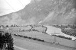 Eine E 32 führt einen Personenzug im Inntal bei Kufstein. (07.1957) <i>Foto: Jürgen Hagemann</i>