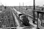 E 60 06 rangiert im Gleisvorfeld des Münchener Hauptbahnhofs. Rechts ist das Gebäude des Rangierstellwerks 8 an der Hackerbrücke zu sehen, das mit Inbetriebnahme des Zentralstellwerks im Oktober 1964 verschwand.  (05.1958) <i>Foto: Jürgen Hagemann</i>