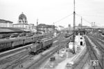 E 63 06 als Rangierlok 7 mit einem Postwagen in Höhe der Hackerbrücke in München Hbf. Das Stellwerk 2 wurde im Juni 1965 abgerissen. Links ist die Kuppel des ehemaligen Bayerischen Verkehrsministerium in der Arnulfstraße 9 zu sehen, die 1959 abgebrochen wurde. (05.1958) <i>Foto: Jürgen Hagemann</i>