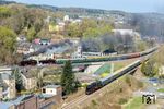 Parallelausfahrt in Schwarzenberg (Erzgeb): Links 86 1333 und 86 1774 vor einem Sonderzug nach Karlovy Vary, davor 58 1111 mit einem Sonderzug nach Chemnitz. (18.04.2026) <i>Foto: Joachim Schmidt</i>