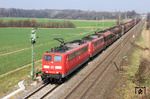 Eine Standardleistung der Baureihe 151 war im Jahre 2012 der täglich verkehrende Kohlezug GM 47777 von Oberhausen West nach München-Johanniskirchen, der hier mit 151 052 und 151 125 ausnahmsweise über die Reisebahn von Opladen nach Köln-Mülheim fährt. (21.03.2012) <i>Foto: Joachim Bügel</i>