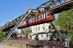 2026 feierte die Wuppertaler Schwebebahn ihr 125-jähriges Jubiläum. In diesem Zusammenhang bemühte man sich auch den historischen Kaiserwagen nach acht Jahren (!) Sanierung wieder in Betrieb zu nehmen. Im April 2026 liefen die ersten technischen Abnahmen. Nahe der Haltstelle Adlerbrücke absolviert das Gespann aus Hauptwagen Nr. 5 und Anhängewagen Nr. 22 ihre erste Probefahrt ohne Publikum. (23.04.2026) <i>Foto: Zeno Pillmann</i>