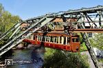 Seit 2. September 2019 wird die Wuppertaler Schwebebahn mit dem Zugbeeinflussungssystem ETCS betrieben. In diesem Zusammenhang erhielten auch die 'Kaiserwagen' 5 und 22 die Fahrzeugausrüstung des Herstellers Alstom Transport Deutschland, um weiterhin in Betrieb bleiben zu können. Die Umrüstung dauerte allerdings 8 Jahre. Im April  2026 nahm der Kaiserwagen wieder den Betrieb auf und ist hier auf einer Probefahrt östlich der Haltestelle Kluse in Elberfeld unterwegs. Die Zusatzausbildung auf dem Kaiserwagen dauert für reguläre Schwebebahnfahrer zwei Tage. Sie muss regelmäßig aufgefrischt werden, wenn diese sechs Wochen lang nicht mit dem Zug gefahren sind. Weil der führende Wagen 5 im Gegensatz zu den modernen Wagen noch keine sog. Totmanneinrichtung aufweist, also eine automatische Halteeinrichtung, wenn der Fahrer handlungsunfähig ist, muss zusätzlich ein Zugbegleiter anwesend sein. Im Fahrgastbetrieb muss zusätzlich auch der Wagen 22 mit einem Zugbegleiter besetzt sein.  (23.04.2026) <i>Foto: Zeno Pillmann</i>
