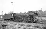 042 320 im Bw Rheine. Ölgefeuerte Loks waren erst seit Juli 1967 in Rheine heimisch, als 41 168 aus Osnabrück hier eintraf. Als mit 011 062 zum 12. April 1973 die letzte kohlegefeuerte Lok abgestellt wurde, war Rheine ein reines Öl-Bw. Zum 1. April 1974 wurde mit Auflösung der BD Münster das Bw Rheine der BD Hannover unterstellt. Zur besseren Auslastung gab das Bw Rheine neun Loks der Baureihe 043 zum Bw Emden ab, damit wurde die Aufteilung zwischen Öl- (Bw Rheine) und Kohleloks (Bw Emden) durchbrochen. (26.07.1971) <i>Foto: Wolfgang Bügel</i>
