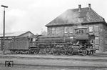 In voller Schönheit präsentiert sich 042 095 vor dem Lokleitungsgebäude im Bw Rheine. Dorthin pilgerten damals unzählige Eisenbahnfotografen, bevor der (damals noch ohne Versicherungsbeitrag) Rundgang durch das Bw-Gelände beginnen konnte. Das unbefugte Herumlaufen hingegen konnte schon einmal mit einem Platzverweis enden. (26.07.1971) <i>Foto: Wolfgang Bügel</i>