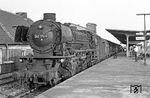 Den Abschluss bildeten die letzen bei Tageslicht fotografierbaren Züge im Bahnhof Rheine. Dort ist 042 175 mit P 2538 aus Osnabrück angekommen. Täglich außer Samstag fuhr der Zug um 18.44 Uhr weiter nach Bentheim. (26.07.1971) <i>Foto: Wolfgang Bügel</i>