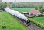 In Erinnerung an alte Schnellzugdampfzeiten auf der "Rollbahn" von Osnabrück nach Hamburg war 01 1104 mit einem Sonderzug nach Cuxhaven unterwegs, hier bei Westbevern. Obwohl 01 1104 nie eine Osnabrücker Maschine war, erinnerte auch die Beschilderung an die Interimsphase zwischen alter Nummerierung und EDV-Nummernsystem, als alle Osnabrücker 01.10 Anfang 1968 ihrer alten Schilder beraubt waren und nur noch mit aufgemalten Nummern liefen. (25.04.2026) <i>Foto: Joachim Schmidt</i>