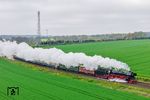 01 1104 vor Sonderzug 74204 auf der alten Wirkungstätte der Osnabrücker 01.10, der "Rollbahn" über das Wiehengebirge bei Belm. (25.04.2026) <i>Foto: Joachim Schmidt</i>