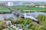 Auf dem Weg nach Cuxhaven fährt 01 1104 über die Weser bei Dreye. (25.04.2026) <i>Foto: Joachim Schmidt</i>