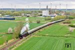 Bei Dorum in der Gemeinde Wurster Nordseeküste hat 01 1104 ihr Ziel in Cuxhaven fast erreicht. Der Kontrast zwischen alter und neuer Energie könnte hier kaum größer sein. (25.04.2026) <i>Foto: Joachim Schmidt</i>