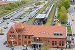 Ankunft von 01 1104 im Bahnhof Cuxhaven. 2016 kaufte die Stadt Cuxhaven von der DB über 30.000 m² des Bahnhofsgeländes einschließlich der Fläche, auf der das Bahnhofsgebäude steht. Am 17. Juli 2016 übergab die Stadt das Empfangsgebäude an die Genossenschaft 'Bürgerbahnhof Cuxhaven eG'. Nach umfangreichen Umbauarbeiten wurde am 5. Dezember 2018 das Empfangsgebäude neu eröffnet. Im Erdgeschoss befinden sich ein DB-Reisezentrum, Bahnhofsgastronomie, Auto- und Fahrradvermietung, Bahnhofsbuchhandlung, Touristeninformation, Souvenirshop, Businfo und öffentliche Toiletten, in den Obergeschossen Betriebs- und Personalräume der Verkehrsgesellschaften und ein Versammlungsraum für bis zu 50 Personen. (25.04.2026) <i>Foto: Joachim Schmidt</i>