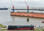01 1104 an der Mützelfeldwerft in Cuxhaven. Die Werft wurde 1895 gegründet und baut vor allem kleinere Schiffe wie Schlepper, Schwimmkrane und Fischereifahrzeuge. (25.04.2026) <i>Foto: Joachim Schmidt</i>