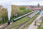 Am späten Nachmittag ging es für 01 1104 von Cuxhaven zurück nach Mönchengladbach. Bei der Ausfahrt aus Cuxhaven wurde sie wie immer von zahlreichen Fotofans begleitet. (25.04.2026) <i>Foto: Joachim Schmidt</i>