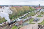 Unverkennbar hat der Bahnhof Cuxhaven auch schon bessere Zeiten gesehen. Ursprünglich besaß der Bahnhof vier Gleise an zwei überdachten Mittelbahnsteigen. Das südlichste Gleis 4 wurde nach 1984 aufgegeben, die Bahnsteigüberdachung entfernt sowie sämtliche Güterverkehrsgleise. 01 1104 dampft am Spurplanstellwerk "Cf" vorbei.  Dies entstand 1967 in Erweiterung des Stellwerks "Co" (Cuxhaven Ost) und steht im Winkel der Strecken nach Harburg und Bremerhaven. (25.04.2026) <i>Foto: Joachim Schmidt</i>