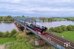 Im allerletzten Licht passiert 01 1104 auf dem Rückweg nach Mönchengladbach die Weserbrücke bei Dreye. (25.04.2026) <i>Foto: Joachim Schmidt</i>
