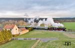 In Erinnerung an den legendären Städteschnellzug D 1000 nach Berlin ist 03 2155 bei Oberwellenborn unterwegs. (30.03.2026) <i>Foto: Joachim Schmidt</i>