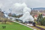 Bei typischem Aprilwetter fährt 03 2155 mit dem Fotozug DLr 11890 durch Neustadt (Orla). (30.03.2026) <i>Foto: Joachim Schmidt</i>