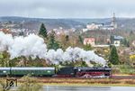 Bedeutendste Sehenswürdigkeit Weidas ist die Osterburg. Sie wurde als militärische Befestigung im 12. Jahrhundert angelegt. Vor ihrer Kulisse dampft 03 2155 mit DLr 88280 vorbei. Trivia: Auf der Terrasse der Burg befindet sich ein Gedenkstein mit dem Hinweis auf das bis dorthin südlichste Vordringen des Eispanzers in Deutschland während der Eiszeit. (30.03.2026) <i>Foto: Joachim Schmidt</i>