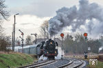 Bei der Ausfahrt des Fotozuges aus Triptis schlug das Aprilwetter voll zu, und 03 2155 musste den Zug im strömenden Regen in Gang bringen. (30.03.2026) <i>Foto: Joachim Schmidt</i>