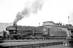44 1119 war aus Kassel nach Frankfurt (M) gekommen und pausiert im Bw Frankfurt/M-2 bis zur Rückfahrt. (28.06.1965) <i>Foto: Reinhard Gumbert</i>