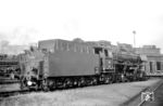 Nach einer Ausbesserung im AW Frankfurt-Nied legten Lok und Personal der 44 437 aus Hamm (Westf) im Bw Frankfurt/M-2 noch eine kurze Zwischenpause ein. (28.06.1965) <i>Foto: Reinhard Gumbert</i>