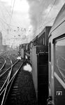 Da das Schulzeugnis des Protagonisten 1965 „gewisse Schwächen“ offenbarte, sollte ein Schüler-Austausch nach England Besserung bringen. Die Begeisterung hielt sich zunächst in Grenzen, bis in Köln Hbf die Kurswagen vom D 267 aus Frankfurt/M auf den bereitstehenden D 467 nach Oostende umgesetzt wurden. Dort übernahmen die beiden Deutzerfelder 03 087 und 03 276 den Zug bis Aachen. Mit vereinten Kräften ging es aus dem Kölner Hauptbahnhof. (08.07.1965) <i>Foto: Reinhard Gumbert</i>
