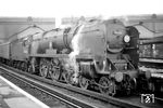 Der Aufenthalt in England wurde natürlich auch dazu genutzt, die berühmte Waterloo Station in London zu besuchen, wo es 1965 noch kräftig dampfte. Leider herrschte an dem Tag typisch britisches Regenwetter, was die Qualität der Fotos nicht unbedingt steigerte. Hier sehen wir die 2’ C 1’ West Country Class Nr. 34005. Von dieser Baureihe wurden zwischen 1945 und 1951 110 Exemplare gebaut. 1965 waren immerhin noch 38 Loks vorhanden. 34005 (Brighton Works, Baujahr 07.1945) stammte vom Depot Bournemouth und wurde am 02.10.1966 ausgemustert. (20.07.1965) <i>Foto: Reinhard Gumbert</i>