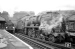 Neben BR 34005 taucht – leider nicht ganz scharf – die 1’C1’-Lok Nr. 82029 der 1952 in 45 Exemplaren gebauten „Standard Class 3 2-6-2T“ auf dem Nachbargleis in London Waterloo Station auf. (20.07.1965) <i>Foto: Reinhard Gumbert</i>