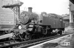 Nochmals die Standard Class 3MT 2-6-2 T“ Nr. 82029 (MT = Mixed Traffic, T = tank engine = Tenderlok) in voller Schönheit in London Waterloo Station. Die Rangierlok gehörte zum Aufnahmezeitpunkt zum Londener Depot Nine Elms und wurde am 9. Juli 1967 "zurückgezogen" (engl. withdrawn). (20.07.1965) <i>Foto: Reinhard Gumbert</i>