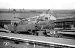 Die „Standard Class 4MT“ 2-6-4 T wurde ab 1951 in 155 Exemplaren gebaut, von denen 1965 noch 84 vorhanden waren. Hier zeigt sich Nr. 80069 vom Depot Nine Elms in London Waterloo Station. Was der Heizer auf dem Kessel wollte, ist nicht überliefert. (22.07.1965) <i>Foto: Reinhard Gumbert</i>