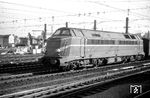 Die Reihe 200 (ab 1971 Reihe 51) der Belgischen Staatsbahn (NMBS/SNCB) war eine sechsachsige dieselelektrische Streckendiesellok. Sie sollte vorrangig auf den Flachlandstrecken Flanderns eingesetzt werden und wurde ab 1961 von Cockerill und ACEC konstruiert. Die insgesamt 93 Lokomotiven waren vorwiegend in Charleroi, Lüttich, Antwerpen und Brüssel beheimatet. Die letzten Exemplare wurden im August 2003 ausgemustert. SNCB 200.18 wurde in Brüssel angetroffen. (05.08.1965) <i>Foto: Reinhard Gumbert</i>