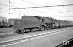 Unterwegs zwischen Brüssel und Lüttich rangierte SNCB 29.141 auf einem unbekannten Unterwegsbahnhof. Die Reihe 29 wurden von den belgischen SNCB nach dem Zweiten Weltkrieg in einer Serie von 300 Stück bei amerikanischen Herstellern geordert, um die umfangreichen Kriegsverluste zu ersetzen. 29.141 stammte vom kanadischen Hersteller Montreal Locomotive Works. Die letzten 12 der noch gelegentlich im Güterverkehr eingesetzten Exemplare wurden im April 1967 ausgemustert. Ein Exemplar, die Lokomotive 29.013, blieb erhalten. (05.08.1965) <i>Foto: Reinhard Gumbert</i>