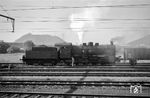 Mit 583 Maschinen bildete die SNCB-Reihe 81 (ehemalige preußische G 8.1) die stückzahlmäßig größte Baureihe innerhalb der Fahrzeuge, die nach dem Ersten Weltkrieg aufgrund des Waffenstillstandsabkommens von 1918 als Reparationen an die Siegermächte abgegeben werden mussten. Auf den ersten Blick sahen die belgischen 81 den deutschen 55.25 sehr ähnlich. Bei genauerem Hinsehen stellte man aber fest, dass der neue Eigentümer auch diesen Maschinen seinen Stempel aufgedrückt hatte. Typisch belgisch waren z.B. die Schornsteinabdeckklappe, die Sicherheitsventile und die Ausstattung der Pufferbohle; außerdem wurden die Maschinen mit einer Doppelverbund-Luftpumpe ausgestattet. Im Bahnhof Ans, kurz vor Lüttich, war 81.101 mit Rangierarbeiten beschäftigt.  (05.08.1965) <i>Foto: Reinhard Gumbert</i>