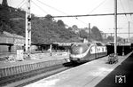VT 11 5018 als TEE "Paris-Ruhr" nach Paris Nord im Bahnhof Liege-Guillemins. 2006 wurde der Bahnhof komplett umgebaut. Mit Beginn der Hochgeschwindigkeitszüge galt der alte Bahnhof von 1958 als nicht mehr zeitgemäß: Die Bahnsteige waren zu schmal und zu stark gekrümmt, außerdem sah der gesamte Bahnhofsbereich heruntergekommen aus. Ferner waren die Platzverhältnisse für die stark angestiegenen Passagierströme zu eng, und es mangelte an Komfort. Darüber hinaus schränkten die vielen niveaugleichen Kreuzungen den Zugverkehr ein. Für aktuelle Fernzüge hatten überdies die Bahnsteige keine ausreichende Länge. Da sich eine Renovierung des alten Bahnhofs nicht mehr lohnte, wurde sein Abriss und der Neubau beschlossen. (05.08.1965) <i>Foto: Reinhard Gumbert</i>