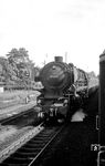 Blick aus dem D 468 (Ostende - Köln) auf die in Aachen-Süd entgegenkommende 01 1097 vom Bw Osnabrück, die mit dem Saisonzug D 262 aus Osnabrück gerade die Rampe von Aachen Hbf her bezwungen hat und nun auf den Buschtunnel und die Grenze nach Belgien zurollt. (05.08.1965) <i>Foto: Reinhard Gumbert</i>